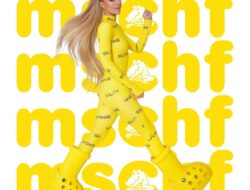 Kolaborasi Eksentrik Antara MSCHF dan Crocs Hasilkan Sepatu Bot Kuning Raksasa