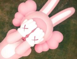 Kaws:Holiday Bakal Hadir di Candi Prambanan