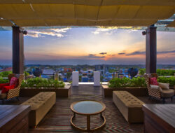 Menikmati Sunset dari Rooftop Bar 18th The Trans Resort Bali, Bikin Takjub